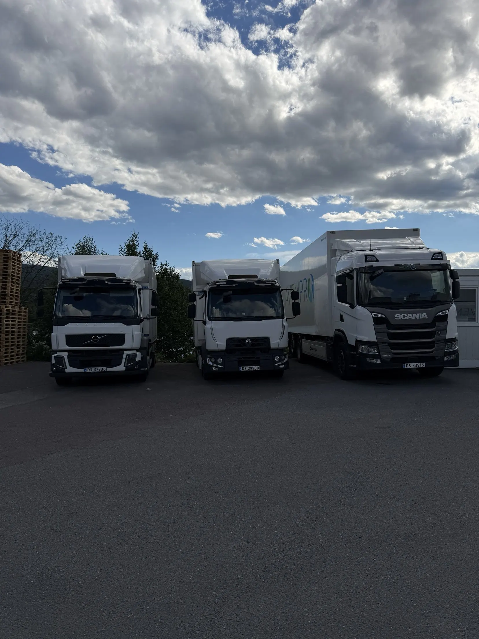 Avempros lastebiler parkert ved anlegget i Krokstadelva