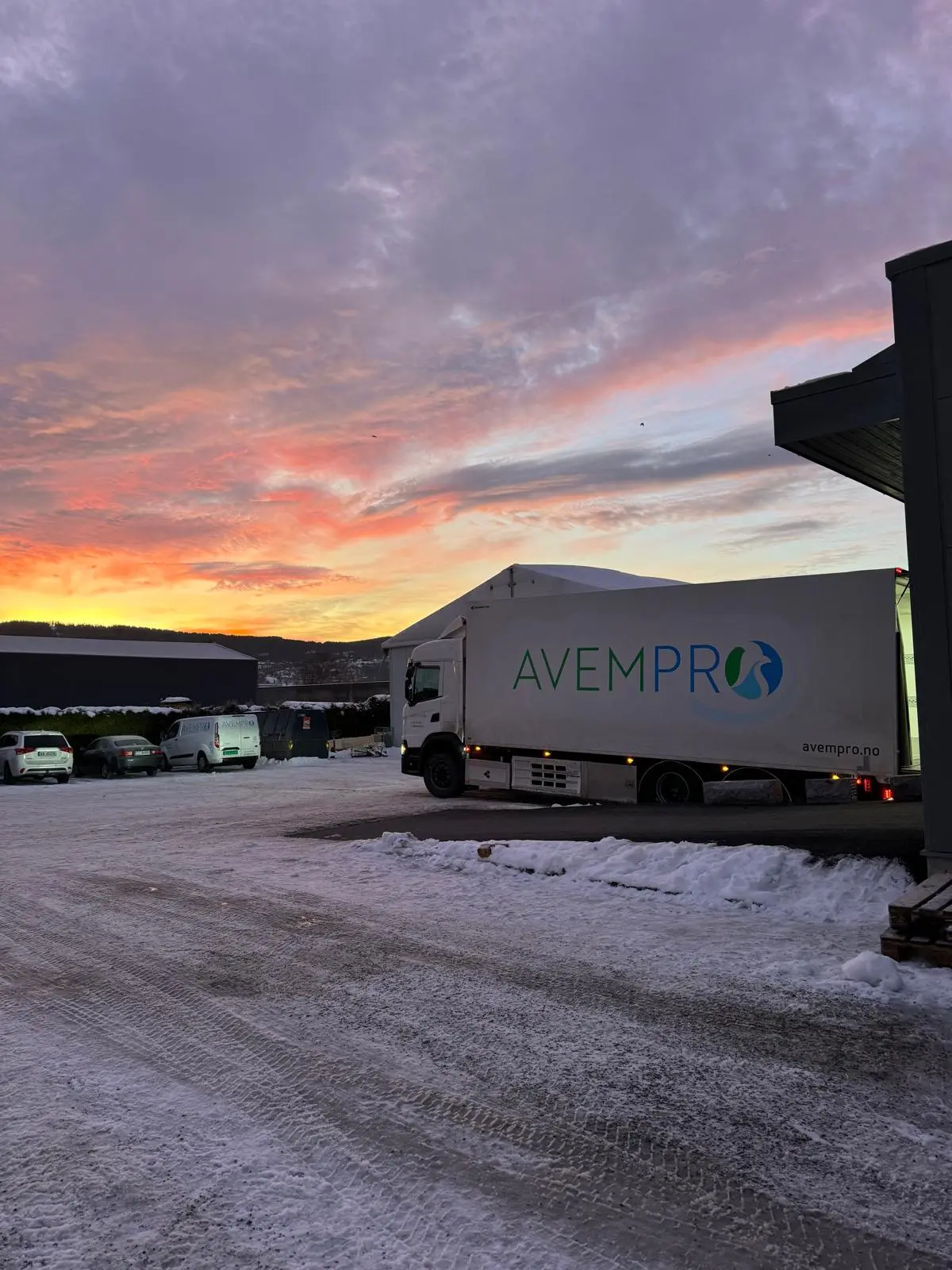 Avempro-trailer ved anlegget i Krokstadelva i solnedgang